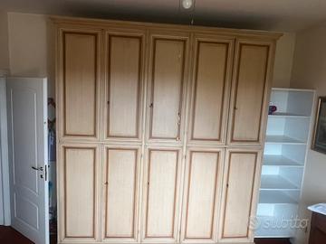 Armadio d’epoca in legno antico