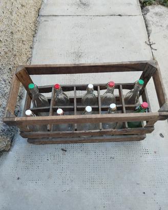 cassa vino/acqua vintage con bottiglie