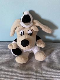 Cane peluche con cappellino e palla da rugby