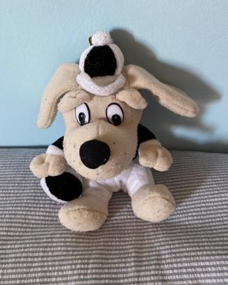 Cane peluche con cappellino e palla da rugby