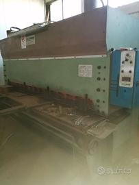 Pressa e cesoia idrauliche.