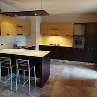 Cucina con elettrodomestici + bancone e sgabelli