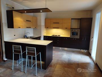 Cucina con elettrodomestici + bancone e sgabelli