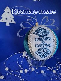 Pallina di Natale  con ricamo a punto croce