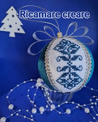 Pallina di Natale  con ricamo a punto croce