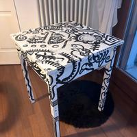 tavolo a disegno artistico dipinto a mano