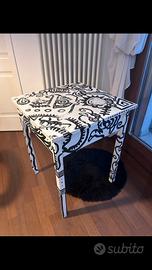 tavolo a disegno artistico dipinto a mano