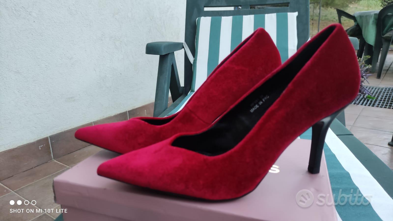 Scarpe rosse aperte con tacco sale