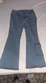 JEANS A ZAMPA DI ELEFANTE CON TASCA CARGO