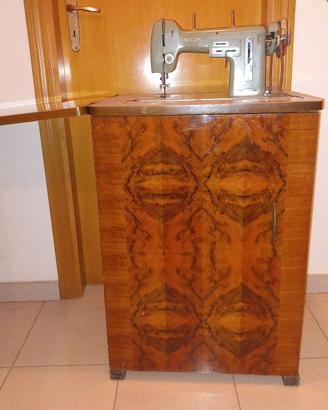Macchina da cucire vintage Necchi BU Mira