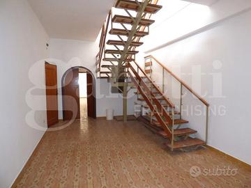 Pressi Pitrè in palazzina indipendente 9 vani