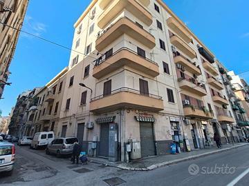 Via oreto angolo via buccola negozio mq65 3vetrine