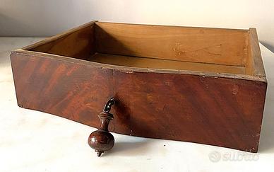 Cassettino antico in legno laccato