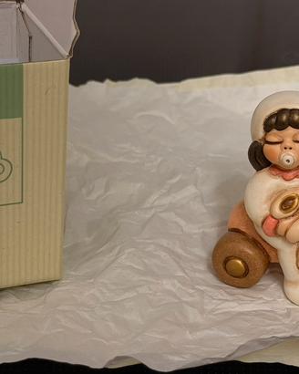 Bimba Thun su triciclo con coniglietto