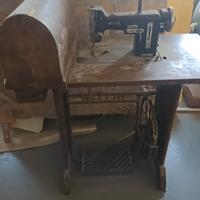 Macchina da cucire a pedale Necchi