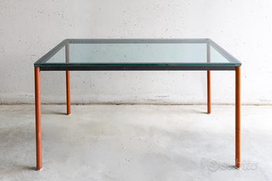 Tavolo in cristallo design minimale