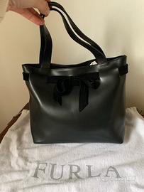Borsa FURLA pelle nera a mano con fiocco