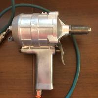 Rivettatrice pneumatica FAR modello RAC 83