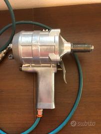 Rivettatrice pneumatica FAR modello RAC 83