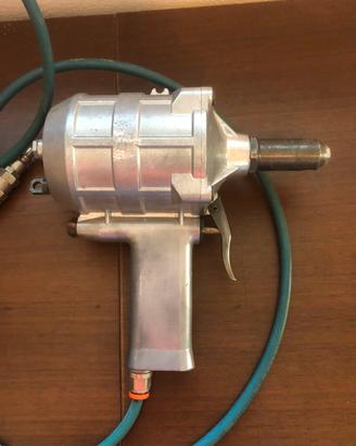 Rivettatrice pneumatica FAR modello RAC 83