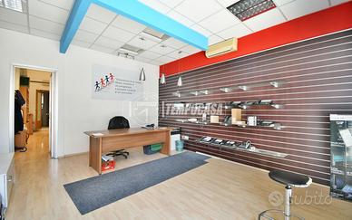 LABORATORIO CON VETRINA CON POSSIBILITA' RESIDENZI