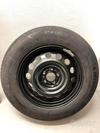 Pneumatico con cerchio e catene da neve