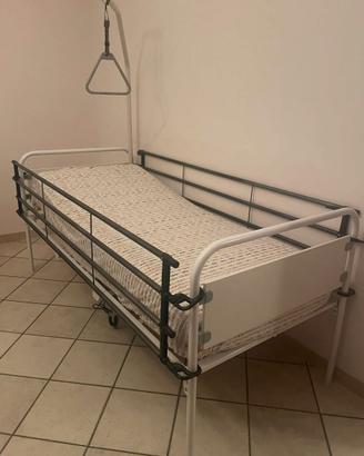 Letto da degenza elettrico con sponde e alzamalati