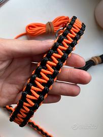 Collare arancione e nero