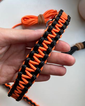 Collare arancione e nero