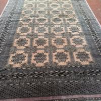 tappeto annodato a mano firmato 