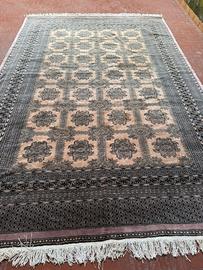 tappeto annodato a mano firmato 