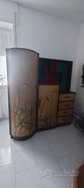 armadio in legno decorato 