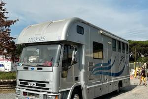 Camion trasporto  3 cavalli con living