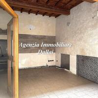 Scarperia - Fondo con servizio e corte