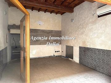 Scarperia - Fondo con servizio e corte