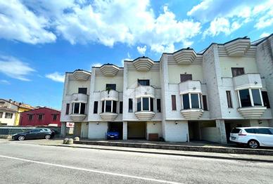 VILLA A SCHIERA D'ANGOLO A CREMONA