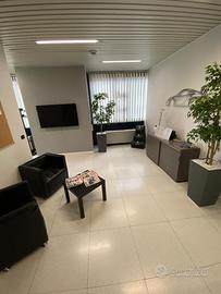 Funzionale ufficio arredato