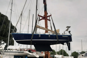 Barca a vela in acciaio