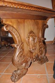 Tavolo pregiato di legno massello a zampa di leon