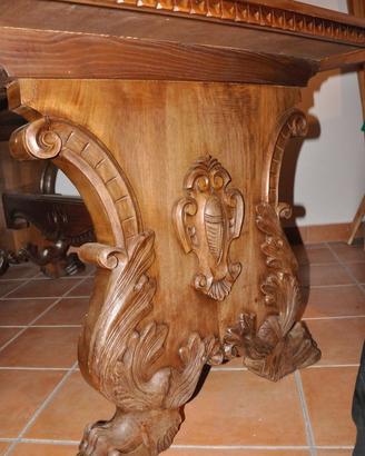 Tavolo pregiato di legno massello a zampa di leon