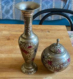 Coppia vasi vintage in metallo argentato e decori