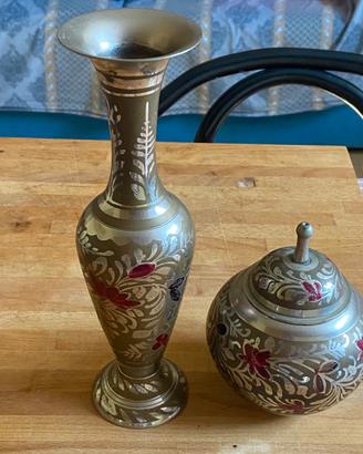 Coppia vasi vintage in metallo argentato e decori