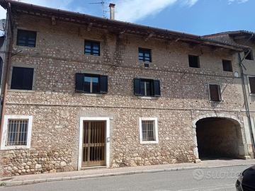 CASA STORICA CON FACCIATA IN SASSO - A POCHI KM...