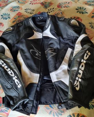 Giacca e pantaloni in pelle per moto
