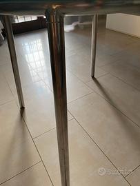 Tavoloin tondo con 3 sedie bianche