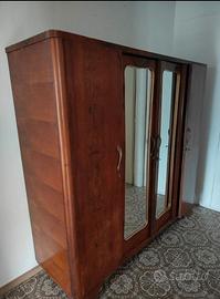 armadio vintage in legno a tre ante con specchi