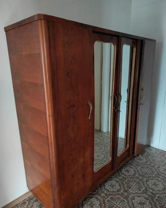 armadio vintage in legno a tre ante con specchi
