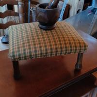 sgabellino e mortaio in legno 