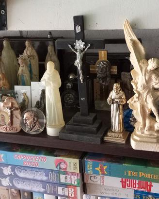 collezione di materiale religioso statuine VHS 