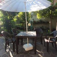 Tavolo da esterno con 4 sedie e ombrellone